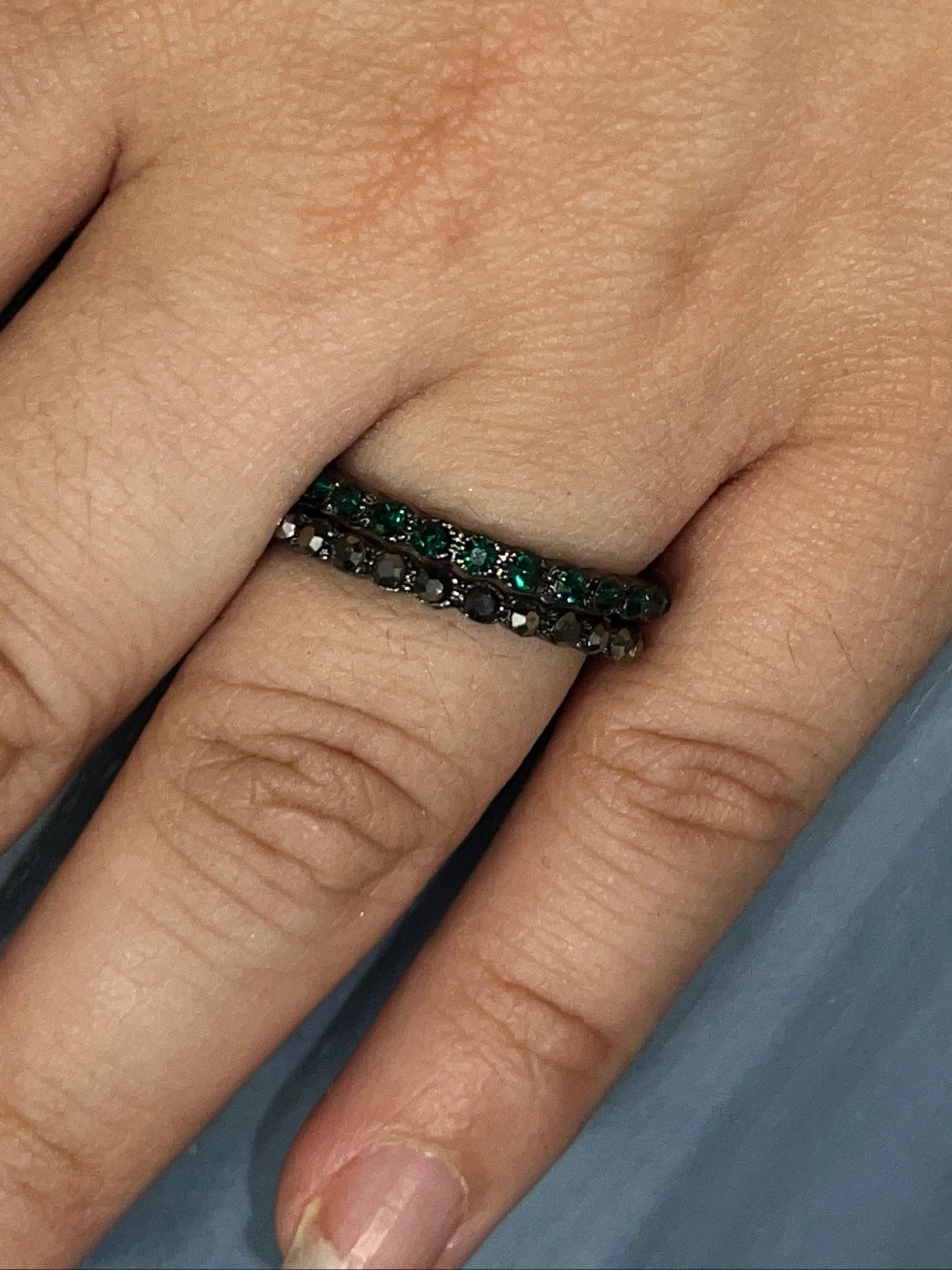 Duo de bagues fantaisie pierres vertes et noires 
